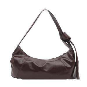 Sac sous le bras croissant marron chocolat avec détail de bandoulière nouée