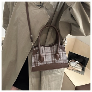 Détail d'un mini sac à main vintage à carreaux avec finitions cuir et bandoulière