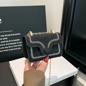 Elegante borsa sottobraccio nera in camoscio con ricami a foglia e catena d'oro