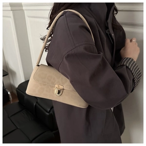 Détail du sac à bandoulière léopard avec texture daim et boucle dorée élégante