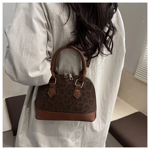 Détails du sac à main léopard marron avec finitions dorées et deux poignées rondes