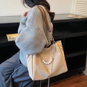 Borsa tote beige in nylon con catena di perle e manici in pelle marrone