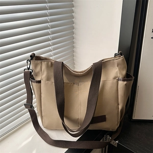 Borsa tote versatile in tela kaki di grande capacità con tracolle marroni regolabili per uso