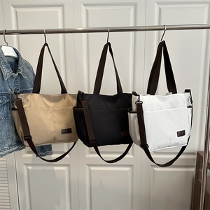Borsa tote in tela versatile con tracolla regolabile in tre colori neutri