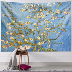 Vista dettagliata dell'arazzo Mandorlo in fiore di Van Gogh su una parete di mattoni