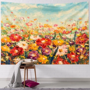 Arazzo artistico con prato fiorito dipinto a olio su una parete di mattoni bianchi