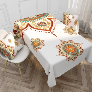Dettaglio della tovaglia impermeabile e cuscini con motivi mandala colorati su tessuto bianco