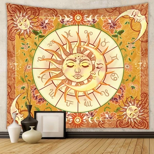 Dettaglio di arazzo mandala boho con sole, luna e dodici segni zodiacali per la casa