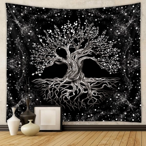 Dettaglio dell'arazzo dell'albero della vita con motivo cielo stellato bianco e nero