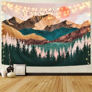 Dettaglio di un arazzo boho con paesaggio montano, tramonto e decorazione con luci soffuse