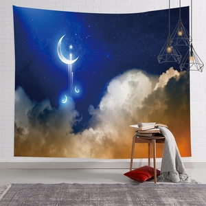 Dettaglio di un arazzo con notte stellata appeso a una parete di mattoni bianchi in camera