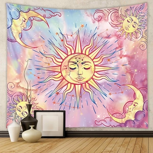 Dettaglio di arazzo boho con stampa di sole e luna su nuvole rosa e viola