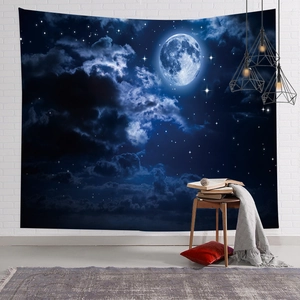 Dettaglio di un arazzo da parete con cielo stellato e luna piena su un muro di mattoni