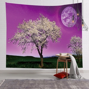 Dettaglio dell'arazzo cielo stellato con luna viola e fiori di ciliegio sulla parete