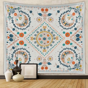 Dettaglio di arazzo mandala boho con motivi floreali simmetrici su tessuto color crema