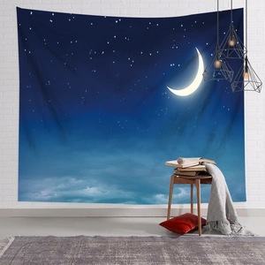 Dettaglio dell'arazzo notte stellata con luna e nuvole su parete di mattoni bianchi