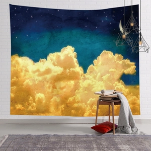 Dettaglio arazzo con cielo stellato, nuvole dorate e luna crescente su parete di mattoni