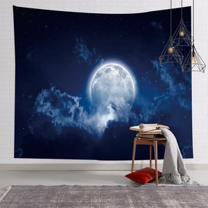 Dettaglio dell'arazzo con luna e cielo stellato appeso in una stanza accogliente