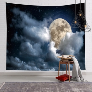 Dettaglio del grande arazzo cielo stellato con luna realistica su una parete di mattoni