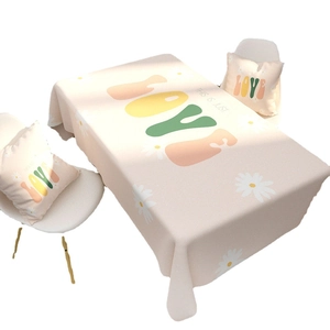 Tovaglia impermeabile e cuscini con stampa Love e margherite su fondo color crema