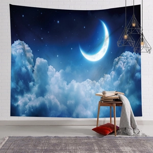 Dettaglio dell'arazzo notte stellata con luna e stelle appeso su una parete bianca interna