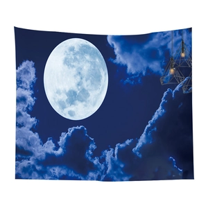 Arazzo cielo stellato minimalista con luna piena e nuvole blu per decorazione