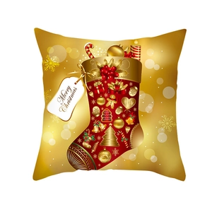 Dettaglio della federa natalizia dorata con calza rossa e scritta Merry Christmas