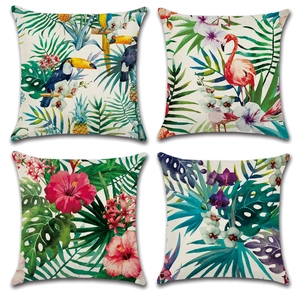 Dettaglio di quattro federe in lino con stampe tropicali di fenicotteri e fiori