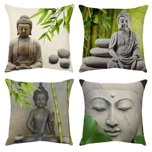 Detailsicht von vier Leinen-Kissenbezügen mit Zen-Buddha und Bambus-Motiven