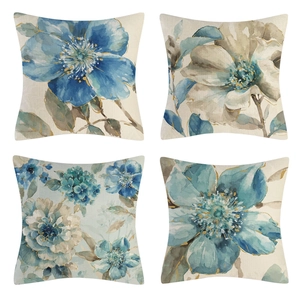 Detail von vier quadratischen Kissenbezügen aus Leinen mit Aquarell-Blumen und Goldlinien