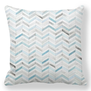 Dettaglio del cuscino decorativo in pelle di pesca con trama geometrica blu e grigia