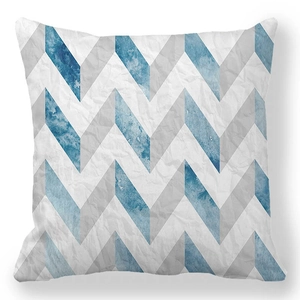 Cuscino quadrato in pelle di pesca con motivi chevron acquerello blu e grigi su sfondo bianco