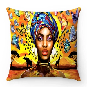 Dettaglio macro della federa in peluche con ritratto di donna africana in stile pittura