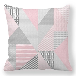 Dettaglio dei motivi geometrici patchwork e della morbida trama in peluche della federa cuscino