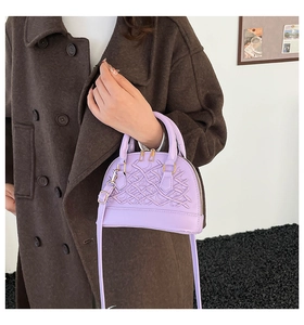 Detail der lavendelfarbenen Boston-Handtasche mit 3D-Prägung und Metall-Reißverschluss
