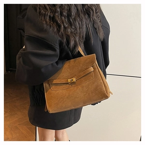 Vista posteriore di una modella con borsa a tracolla in pelle vintage marrone e chiusura