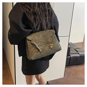 Dettaglio della grande borsa a spalla verde oliva con fibbie in metallo dorato