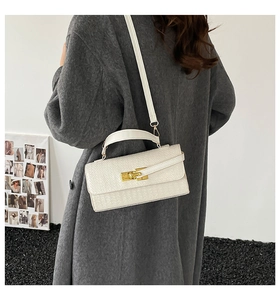 Sac à bandoulière minimaliste en cuir tressé blanc avec longue sangle et poignée supérieure