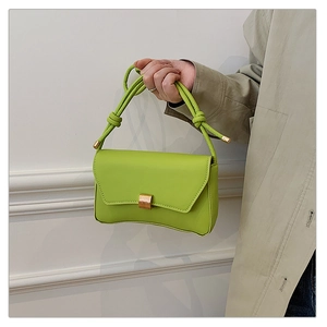 Dettaglio borsa verde lime con fibbia dorata retrò e originale manico in pelle annodata