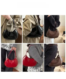 Collage de mannequins portant des sacs hobo cloutés en noir, rouge et marron