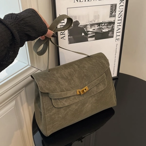 Borsa Kelly minimalista in pelle scamosciata verde oliva con chiusura girevole in metallo