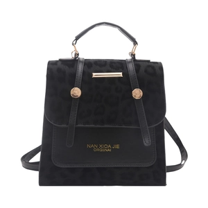 Zaino alla moda nero con patchwork leopardato, manico in metallo e finiture dorate