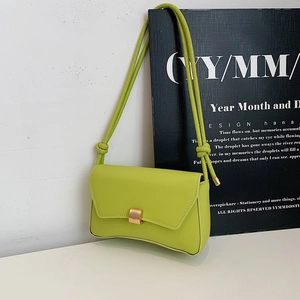 Borsa baguette verde lime minimalista con fibbia dorata e tracolla con nodo