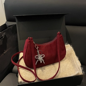 Borsa sottospalla in pelle scamosciata bordeaux con ciondolo a fiocco in scatola