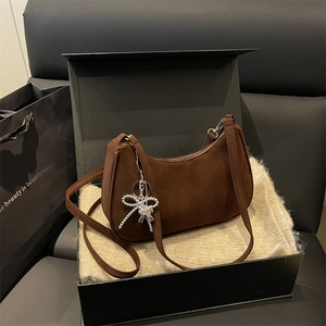 Borsa a tracolla satinata marrone scuro con ciondolo a fiocco argento in scatola regalo