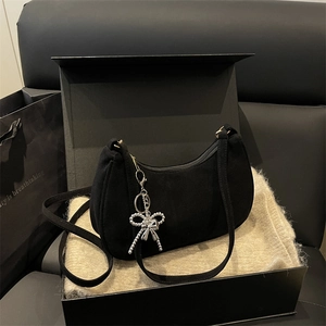 Borsa a mezzaluna in pelle scamosciata nera con ciondolo a fiocco di perline argentate