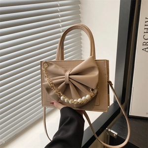 Sac à main carré beige élégant avec grand nœud et bandoulière en perles pour femme