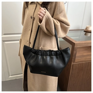Détail du sac bandoulière en cuir noir avec fermeture froncée et logo Fashion Bags
