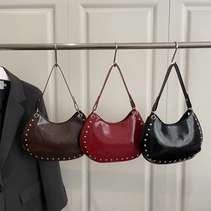 Sac hobo chic avec clous dorés en finition cuir marron, rouge et noir élégant