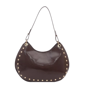 Sac hobo en cuir verni marron foncé avec rivets dorés et fine bandoulière élégante